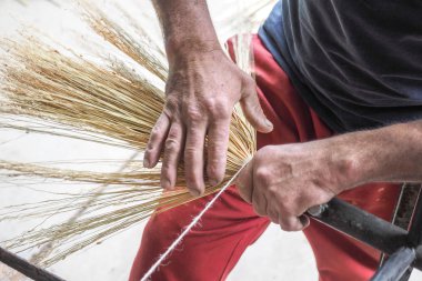 Sakson Köyü, Altana, Sibiu, Romani yapım geleneğinde süpürge