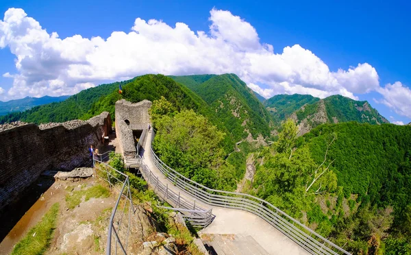 Fortaleza medieval en la cima de las montañas. Fortaleza Poenari, Vla — Foto de Stock