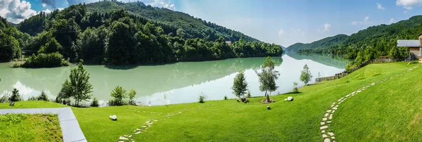 Lake panorama in de buurt van de bergen — Stockfoto