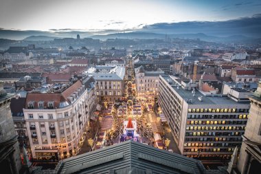 Budapeşte Noel pazarı yukarıdan. Geleneksel Noel 