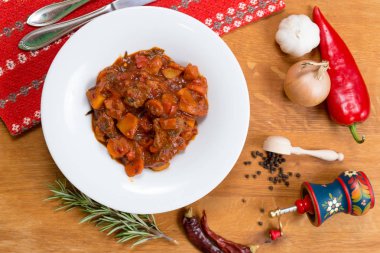 Geleneksel Macar gulaş yapılan sığır eti, kırmızı biber, soğan ve