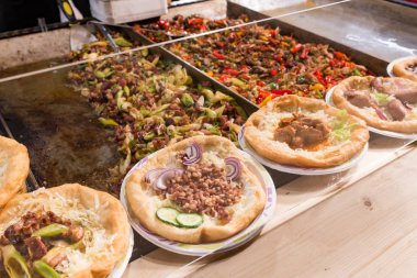Budapeşte Noel pazarında D geleneksel Macar Langos