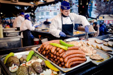 Budapeşte, Macaristan - 9 Aralık 2016: sokak gıda satıcı t