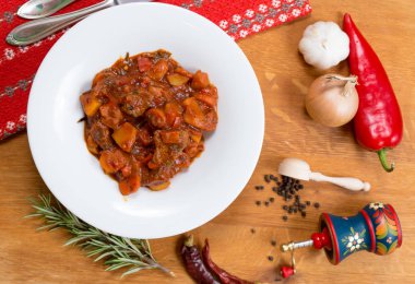 Kırmızı biber, soğan ve kırmızı biber ile Macar Gulash yiyecek. Traditiona