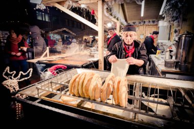 Budapeşte, Macaristan - 8 Aralık 2016: Langos sokak gıda satıcı bir