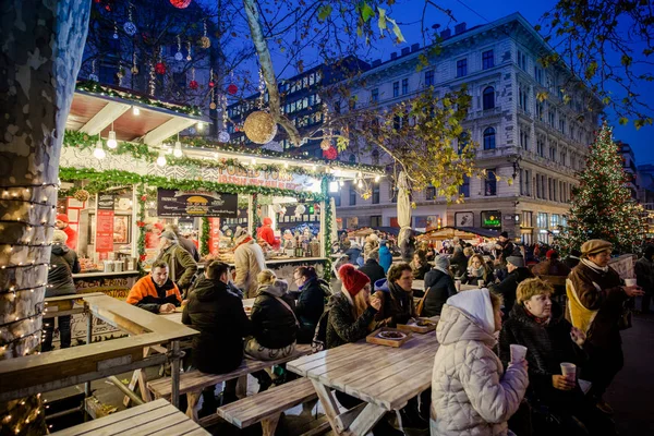 BUDAPEST, HUNGRIA - 8 DE DEZEMBRO DE 2016: Turistas desfrutam do Christma — Fotografia de Stock