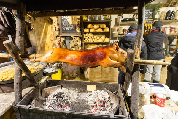 BUDAPEST, HUNGRÍA - 8 DE DICIEMBRE DE 2016: Mercado de Navidad de Budapest — Foto de Stock