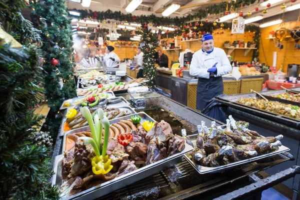 BUDAPEST, HUNGRÍA - 8 DE DICIEMBRE DE 2016: Mercado de Navidad de Budapest — Foto de Stock