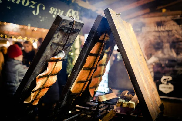 Comida tradicional húngara en el Mercado de Navidad de Budapest, dic. — Foto de Stock