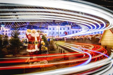 Sibiu Noel pazarı Transilvanya, Romanya. Uzun pozlama. 