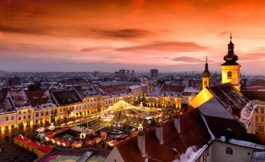 Noel pazarı Sibiu, Transilvanya Romanya. Güzel güneş