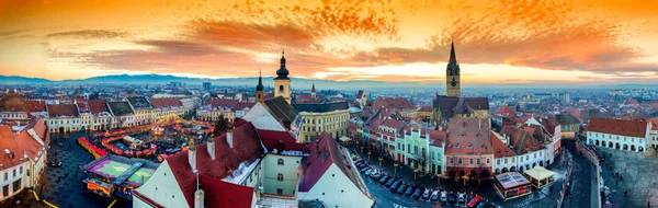 Panoramatický výhled na centrální náměstí Sibiu v Rumunsku. — Stock fotografie