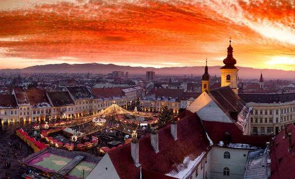 Sibiu vánoční trh při západu slunce v Rumunsku, 2016. — Stock fotografie