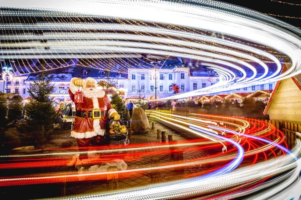 Marché de Noël de Sibiu en Transylvanie, Roumanie. Longue exposition . — Photo