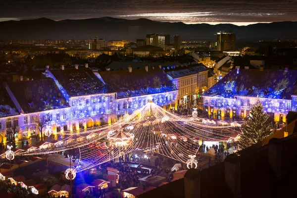 Mercado de Natal de Sibiu ao pôr do sol na Transilvânia, Romênia, 2016 . — Fotografia de Stock