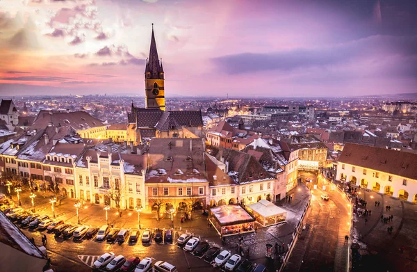 Sibiu, Sedmihradsko, Rumunsko hlavním náměstí při západu slunce. Hermannst — Stock fotografie