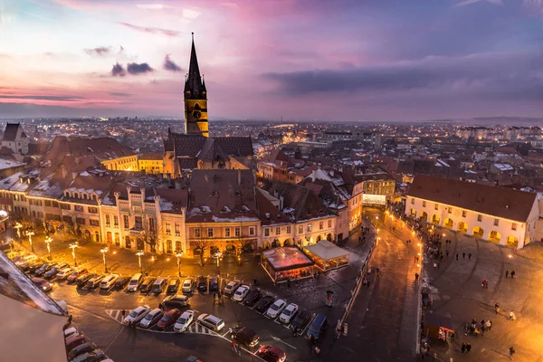 Sibiu, Sedmihradsko, Rumunsko hlavním náměstí při západu slunce. — Stock fotografie