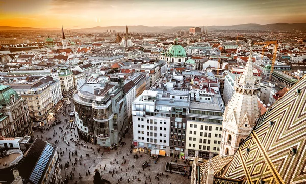 Zonsondergang, Luchtfoto uitzicht boven de stad Wenen — Stockfoto