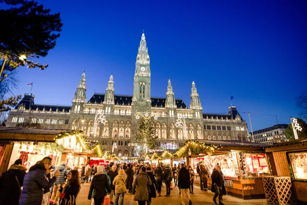 VIENNA, AUSTRIA - 6 DECEMBER 2016: Orang-orang yang mengunjungi Natal — Stok Foto