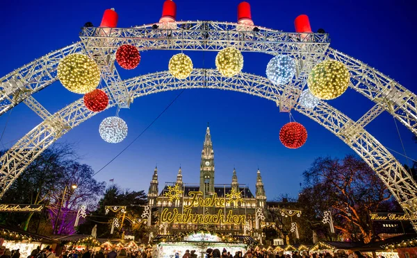 Vienna, Oostenrijk - 6 December 2016: mensen op de traditionele Chr — Stockfoto