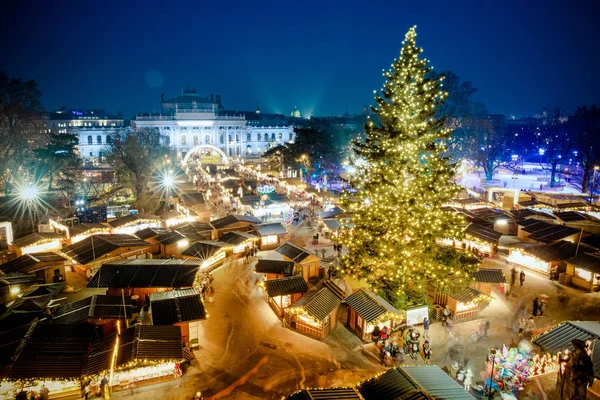 Vienna traditionele Kerstmarkt 2016, vanuit de lucht bekijken blauw ho — Stockfoto