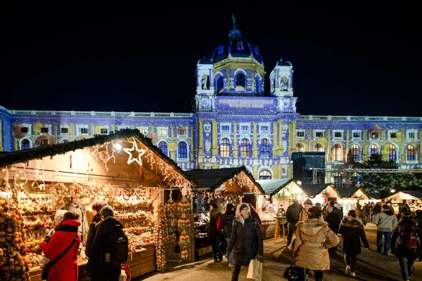 Vienna, Oostenrijk - 6 December 2016: Maria Theresia plein (Platz) — Stockfoto