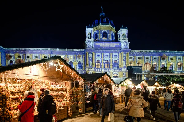 VIENNE, AUTRICHE - 6 DÉCEMBRE 2016 : Place Maria Theresa (Platz. ) — Photo