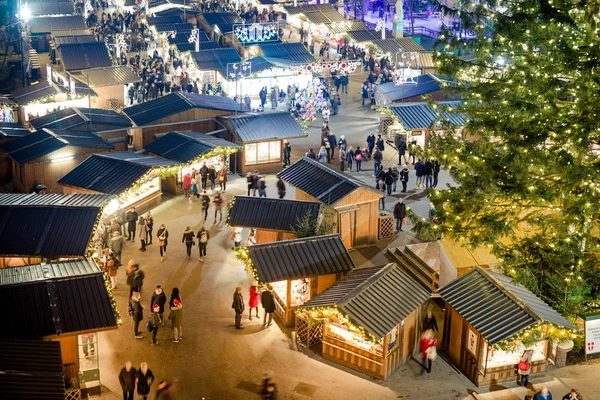 Pessoas que visitam o tradicional Wien Christmas Market (Viena, A — Fotografia de Stock