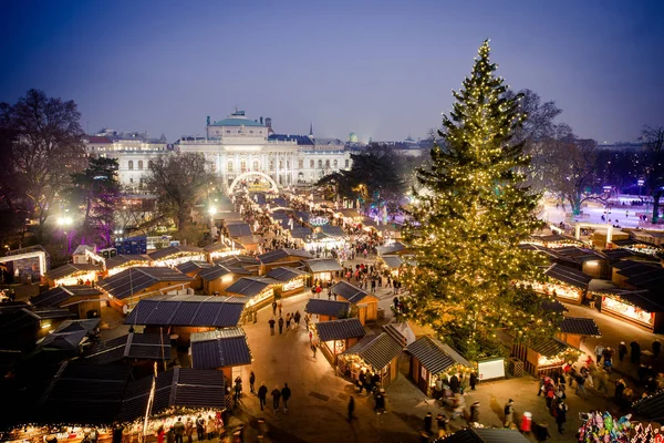 Tradiční vídeňské vánoční trhy 2016, letecký pohled na modré ho — Stock fotografie