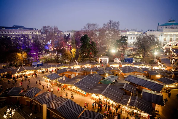 Wenen Kerstmis markt 2016, luchtfoto op het blauwe uur (zonsondergang). — Stockfoto