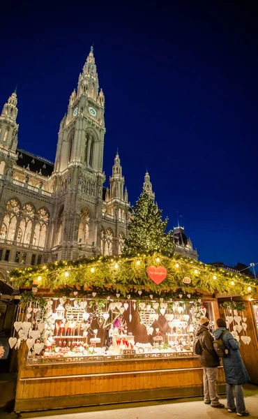 市庁舎 (Rathaus)、オーストリア、W の前のクリスマス マーケット — ストック写真