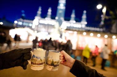 Geleneksel içme insanlar Viyana Noel pazarı De yumruk