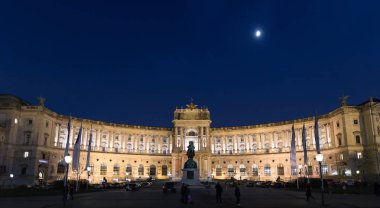 Viyana Neue Burg geceleri. Panoramik görünüm.