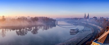 Szeged panorama Tisza Nehri ve Votive Kilisesi th içinde görünür