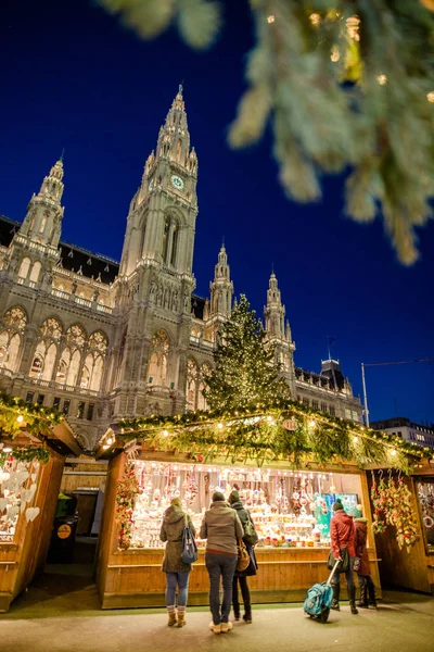 Kerstmarkt in voorkant van het stadhuis (Rathaus), Oostenrijk, W — Stockfoto