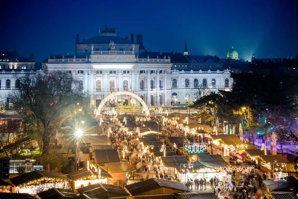 Marché de Noël traditionnel à Vienne, Autriche. Touri importants — Photo