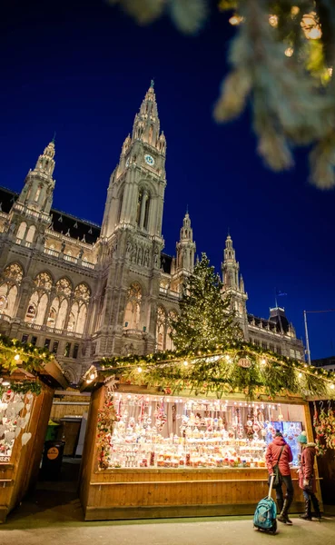 Vienna, Oostenrijk - 6 December 2016: Kerstmarkt in voorkant van — Stockfoto