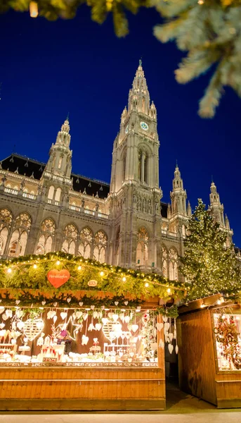 Traditionele kerstmarkt in Wenen, in de voorkant van de Hal van de stad — Stockfoto