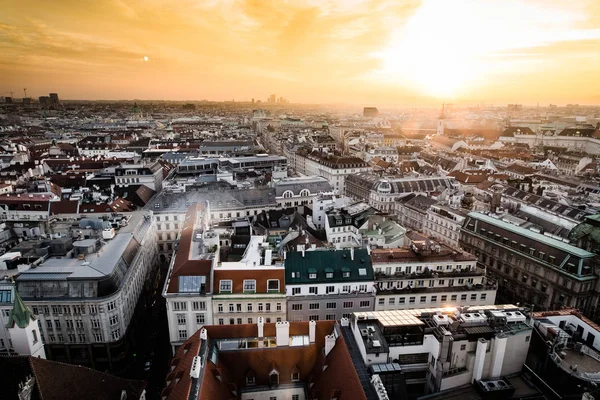 Zachód słońca w Wiedniu, z góry miasto z lotu ptaka — Zdjęcie stockowe