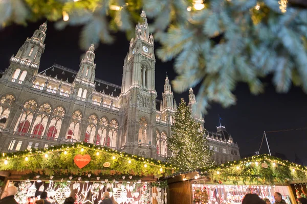 VIENA, ÁUSTRIA - 6 DE DEZEMBRO DE 2016: Mercado de Natal em fornt of — Fotografia de Stock