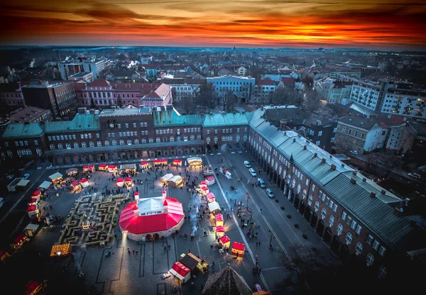 Mercado de Natal Szeged de cima. Fotografia aérea ao pôr-do-sol — Fotografia de Stock
