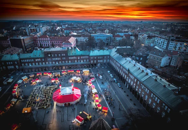 Сегед Рождественский рынок сверху. Аэрофотосъемка на закате — стоковое фото