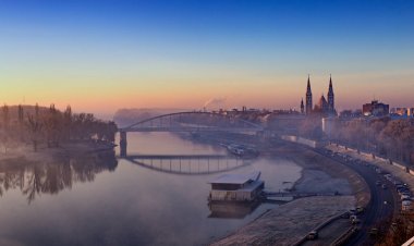 Szeged, Macaristan panorama aşağı adlı. Votive Kilisesi ile görünür 
