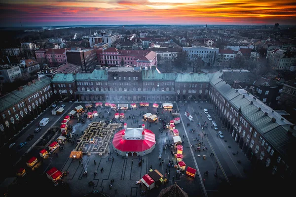 Szeged Adviento Mercado de Navidad vista aérea panorámica al atardecer. H — Foto de Stock