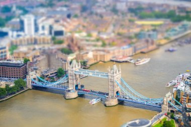 Yukarıda da görüleceği London Tower bridge. Uygulanan tilt-shift efekti.