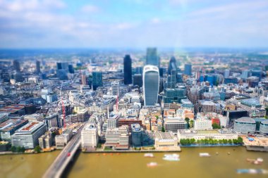 Yukarıda da görüleceği Londra manzarası. Uygulanan tilt-shift efekti.