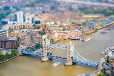 Yukarıda da görüleceği London Tower bridge. Uygulanan tilt-shift efekti.