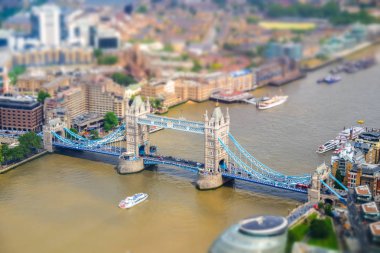 Yukarıda da görüleceği London Tower bridge. Uygulanan tilt-shift efekti.