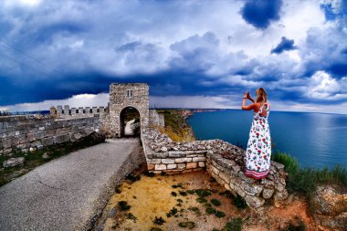 Cape Kaliakra, Bulgaristan, Karadeniz fotoğraf çekmek bir kadın. Eski