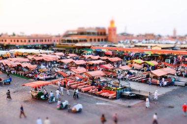 Marakeş - Fas geleneksel Pazar. Tilt-shift minyatür 